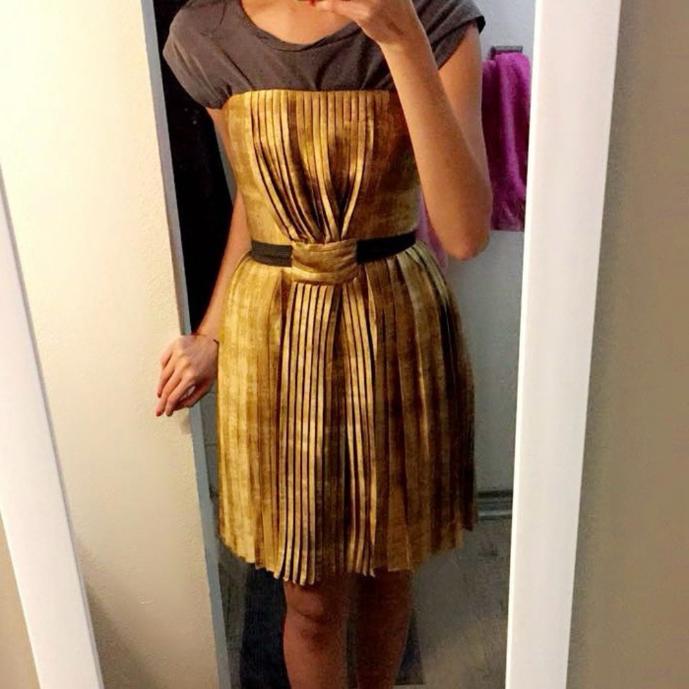 Brand New Vera Wang Lavender Label Mustard Silk Pleated Zipper Belt Detail Dress